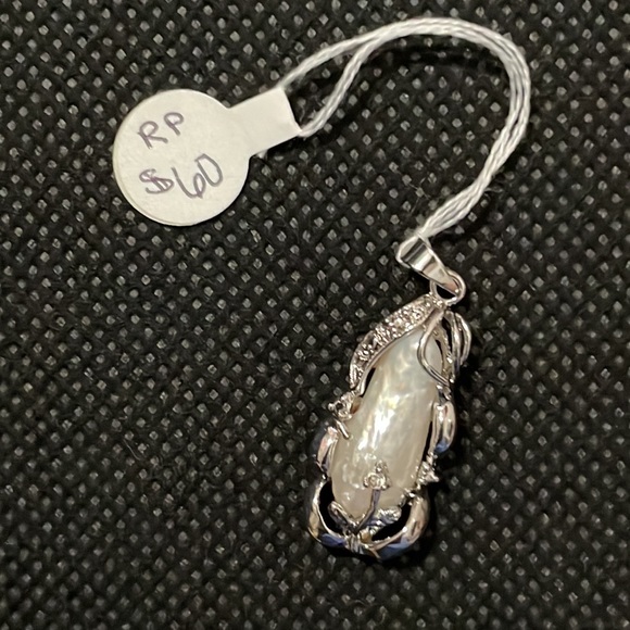 NWT Stunning Mother of Pearl Pendant - Picture 4 of 5